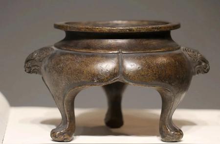 铜制兽头香炉：古色古香的艺术品