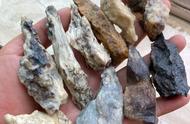 哈密戈壁滩的神秘石头：像玉一样的美丽