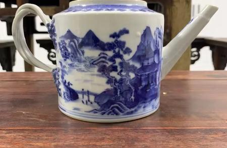 乾隆时期青花山水楼阁茶壶，发色一流，全品珍藏