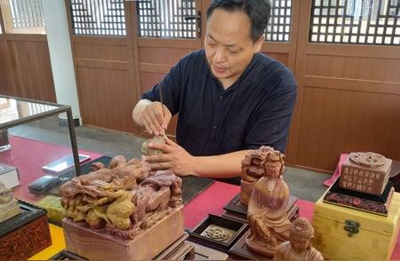 胡庆玖：守护传统，传承紫金石雕刻艺术