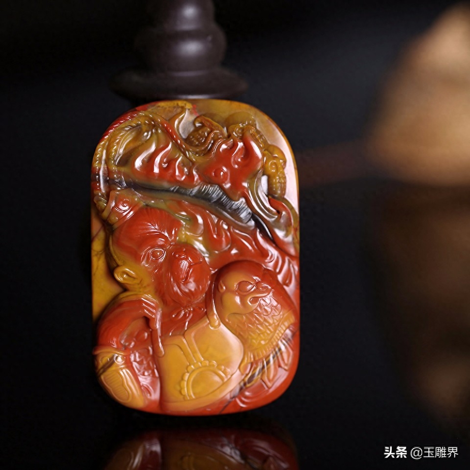 一块纹理复杂的战国红玛瑙，俏色出大圣，很经典