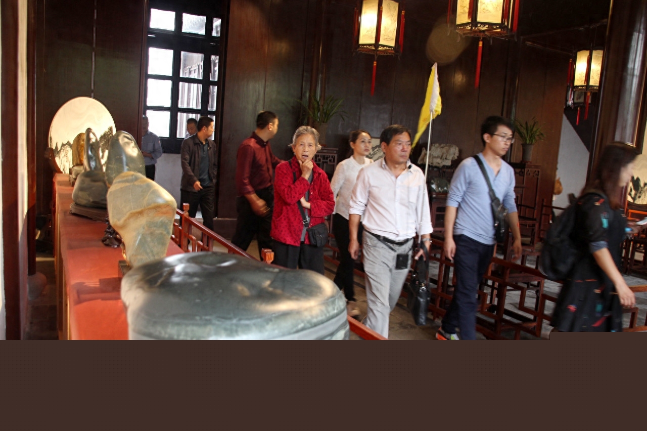 这种石头产自乌江，圆润饱满清新雅致，一块120斤重的标价12.8万